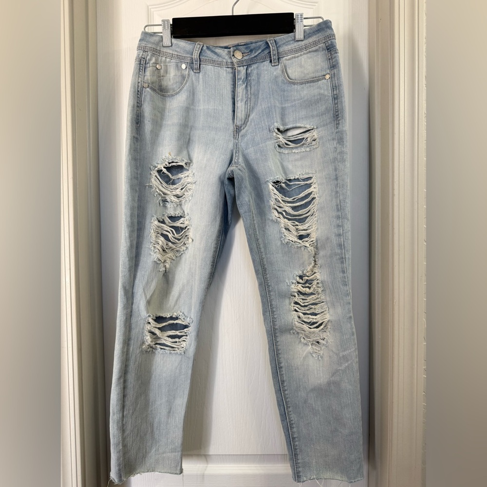 Refuge Light Distressed Denim Size 32-